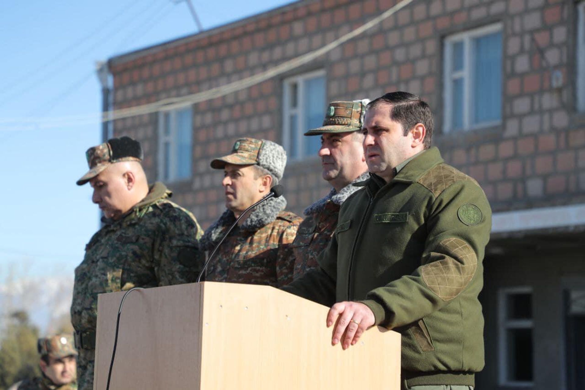 Министр обороны Сурен Папикян в сопровождении начальника Генерального штаба ВС генерал-майора Эдуарда Асряна и высокопоставленных военнослужащих посетил 2-ю воинскую часть (21 января 2023) - Sputnik Արմենիա, 1920, 21.01.2023