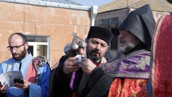 Օծվել է Թուրքիայի հետ սահմանամերձ Հայկաձորի չեզոք գոտում գտնվող Կարմիր վանքի նոր խաչը - Sputnik Արմենիա