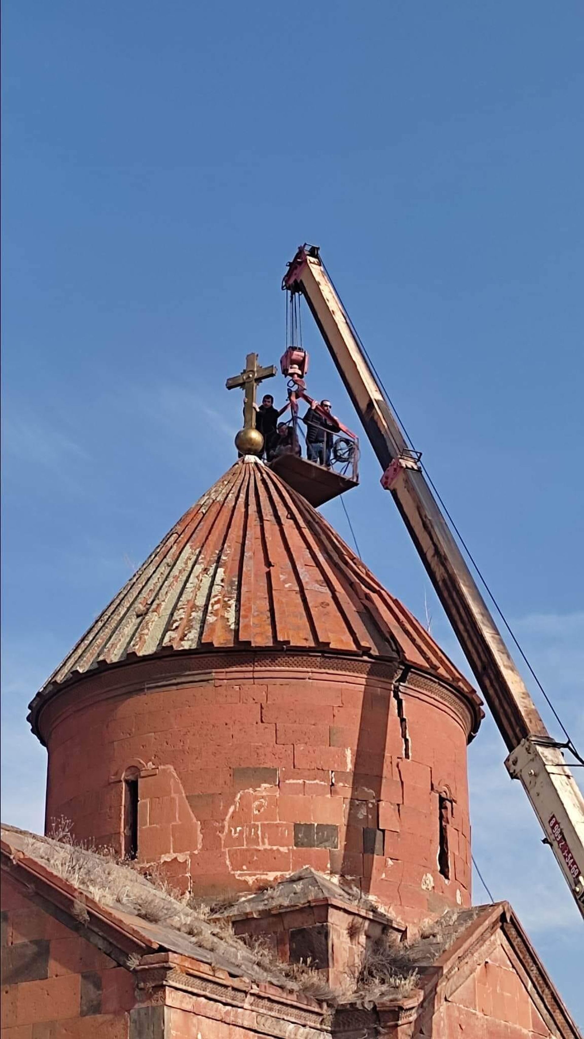 Установка нового креста Красного монастыря, церкви Григор Лусаворич (21 января 2023). Ширак - Sputnik Արմենիա, 1920, 21.01.2023