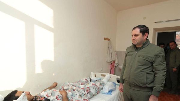 Министр обороны Сурен Папикян посетил Национальный ожоговый центр, чтобы навестить военнослужащих, получивших ожоги различной степени в результате пожара в казарме (21 января 2023). Ереван - Sputnik Армения