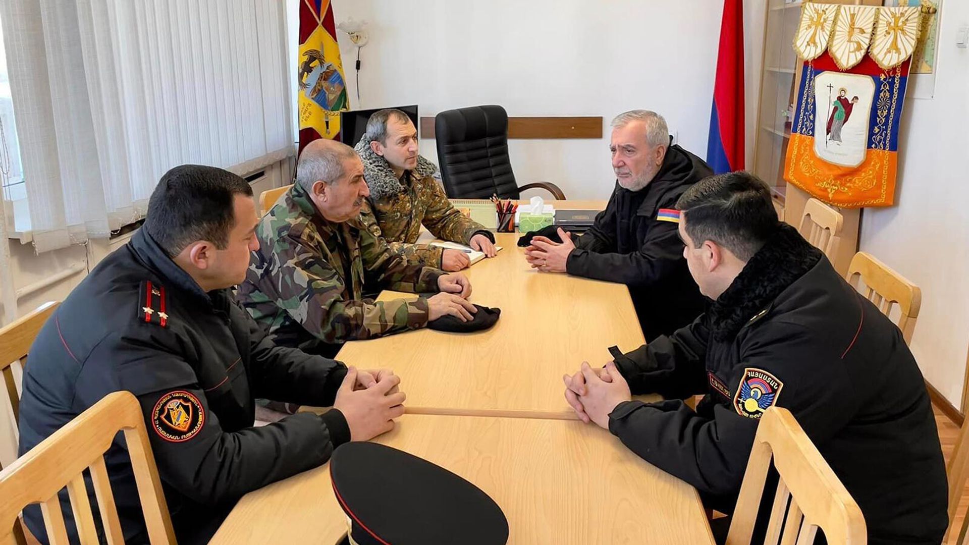 Председатель постоянной комиссии по вопросам обороны и безопасности НС РА Андраник Кочарян посетил воинскую часть, где произошла трагедия (22 января 2023). Азат - Sputnik Армения, 1920, 22.01.2023