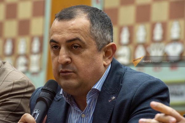 Замминистра ОНКС Карен Гилоян на церемонии награждения победителей мужского и женского чемпионатов Армении по шахматам (22 января 2023). Еревaн - Sputnik Армения