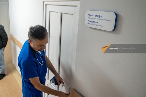 Руководитель торакоскопической службы Медицинского центра Сурб Григор Лусаворич Петр Древаль Руководитель торакоскопической службы Медицинского центра Сурб Григор Лусаворич Петр Древаль - Sputnik Армения