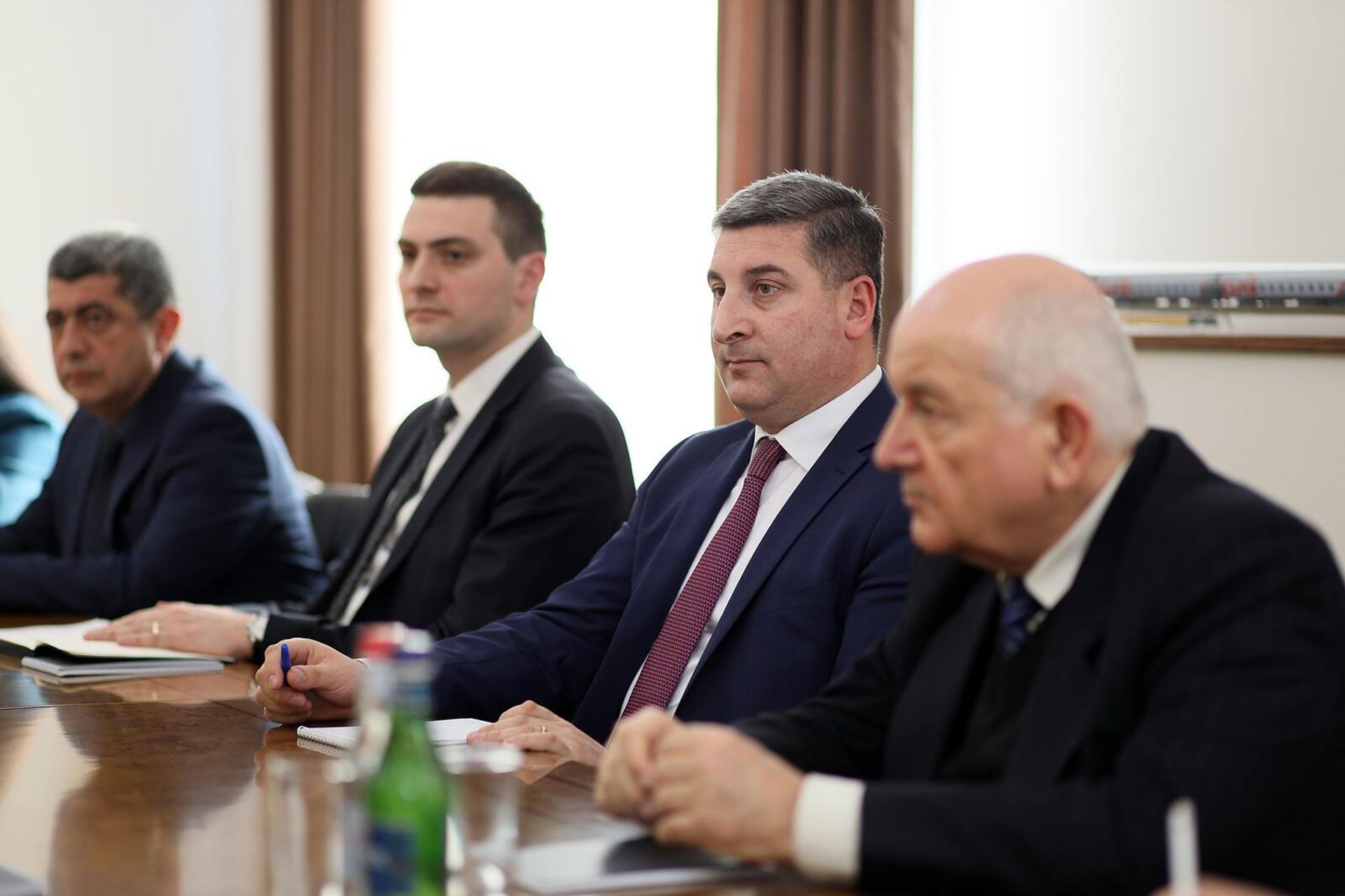 Министр территориального управления и инфраструктур РА Гнел Саносян принял исполнительного директора компании Corporacion America Airports Мартина Эрнекяна (24 января 2023). Еревaн - Sputnik Արմենիա, 1920, 24.01.2023
