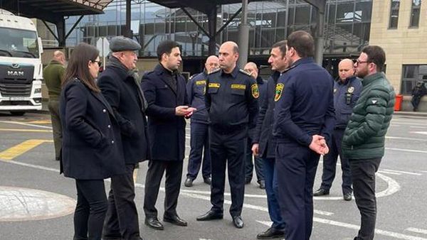Председатель Комитета государственных доходов Рустам Бадасян вместе с Бабкеном Туняном и членом комиссии Овиком Агазаряном посетил Баграташенский таможенный пост Восточного таможенного управления (25 января 2023) - Sputnik Армения