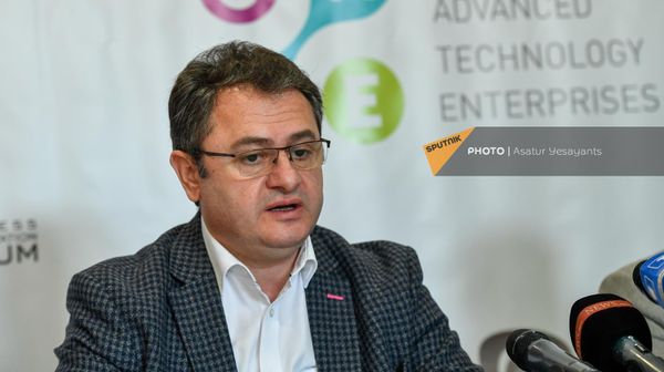 Исполнительный директор Союза предприятий передовых технологий Айк Чобанян на пресс-конференции (25 января 2023). Еревaн - Sputnik Армения