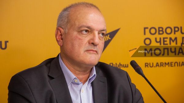 Виген Акопян во время  видеомоста Москва - Ереван по теме Актуальные вопросы российско-армянского сотрудничества в мультимедийном пресс-центре Sputnik (25 января 2023). Еревaн - Sputnik Армения