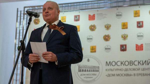 Чрезвычайный и полномочный посол России Сергей Копыркин выступает на открытии выставки, приуроченной к блокаде Ленинграда (26 января 2023). Еревaн - Sputnik Армения