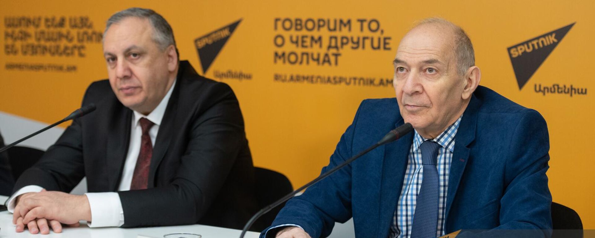 Паргев Аветисян и Геворг Погосян во время видеомоста Москва - Бишкек – Минск – Ереван на тему: Аналитическое сотрудничество славянских университетов в контексте развития евразийской интеграции (27 января 2023). Еревaн - Sputnik Армения, 1920, 27.01.2023