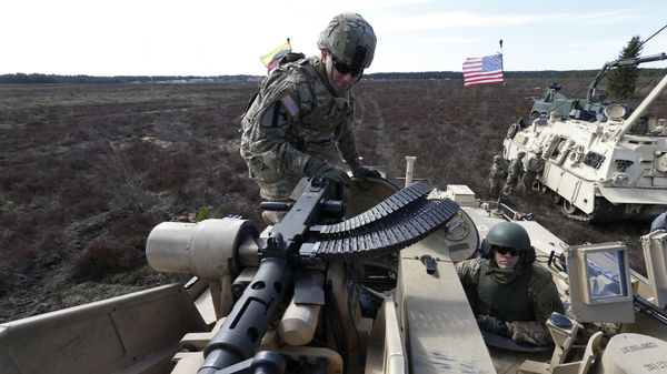 Американские солдаты на боевом танке M1A2 Abrams во время военных учений - Sputnik Армения