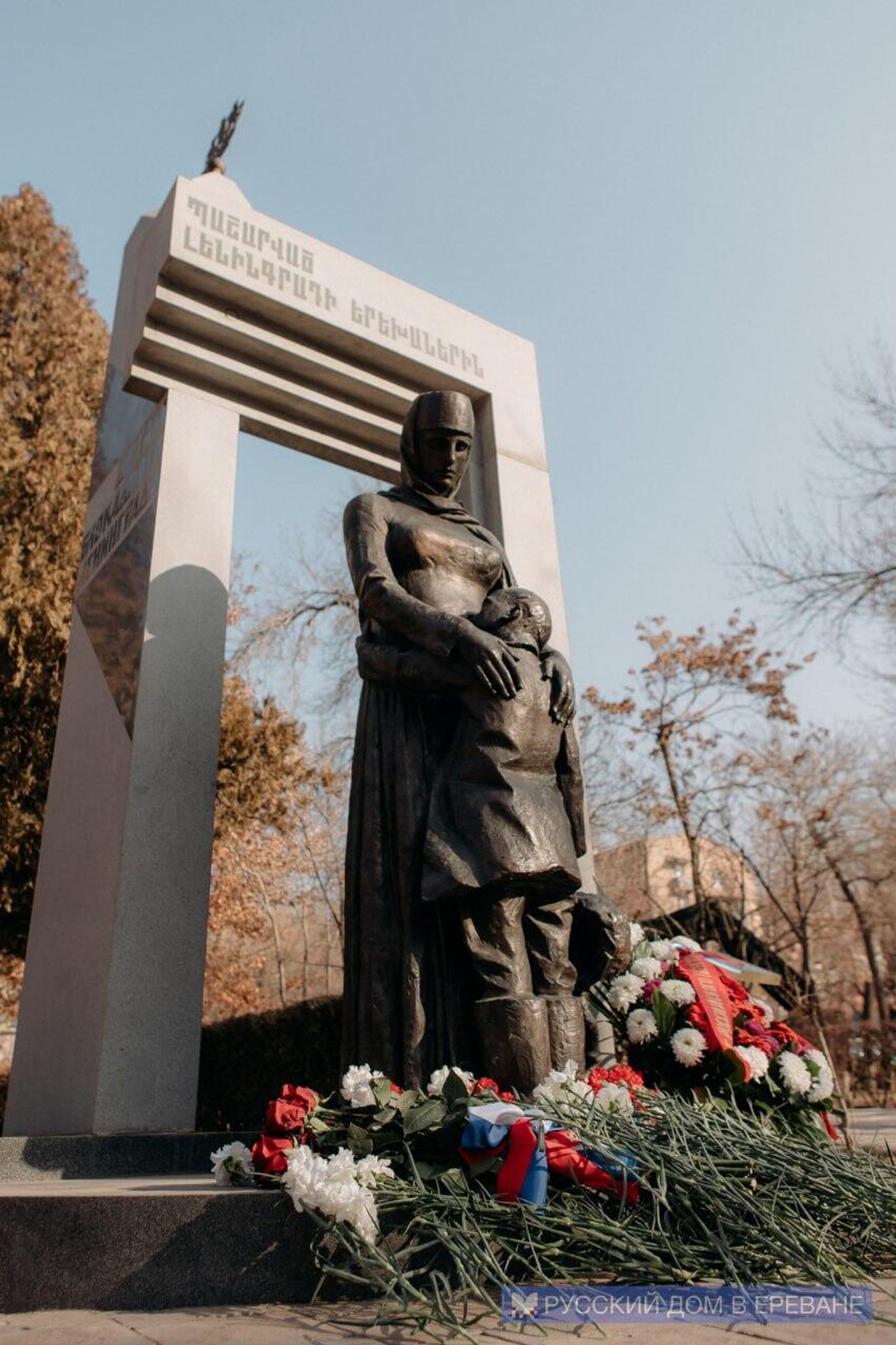 Возложение цветов к памятнику Детям блокадного Ленинграда в память жертв блокады Ленинграда (27 января 2023). Еревaн - Sputnik Армения, 1920, 27.01.2023
