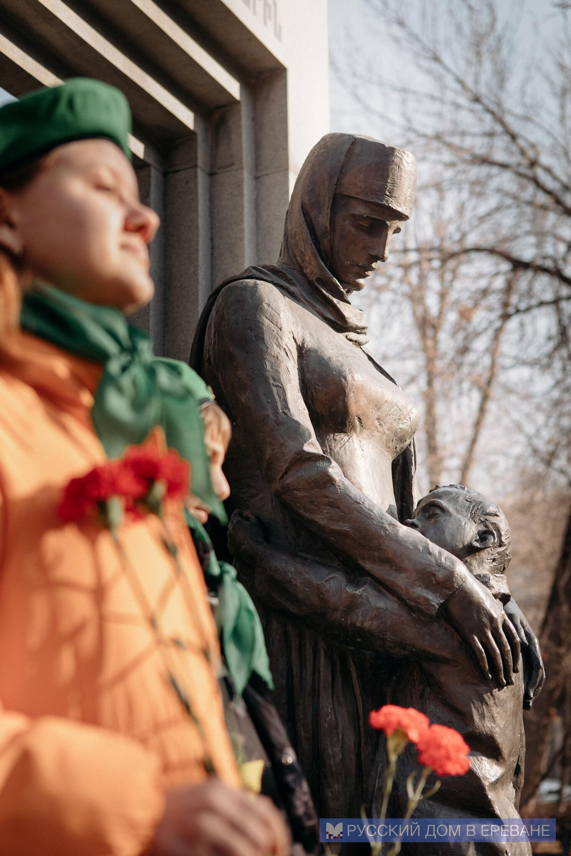 Возложение цветов к памятнику Детям блокадного Ленинграда в память жертв блокады Ленинграда (27 января 2023). Еревaн - Sputnik Արմենիա, 1920, 27.01.2023