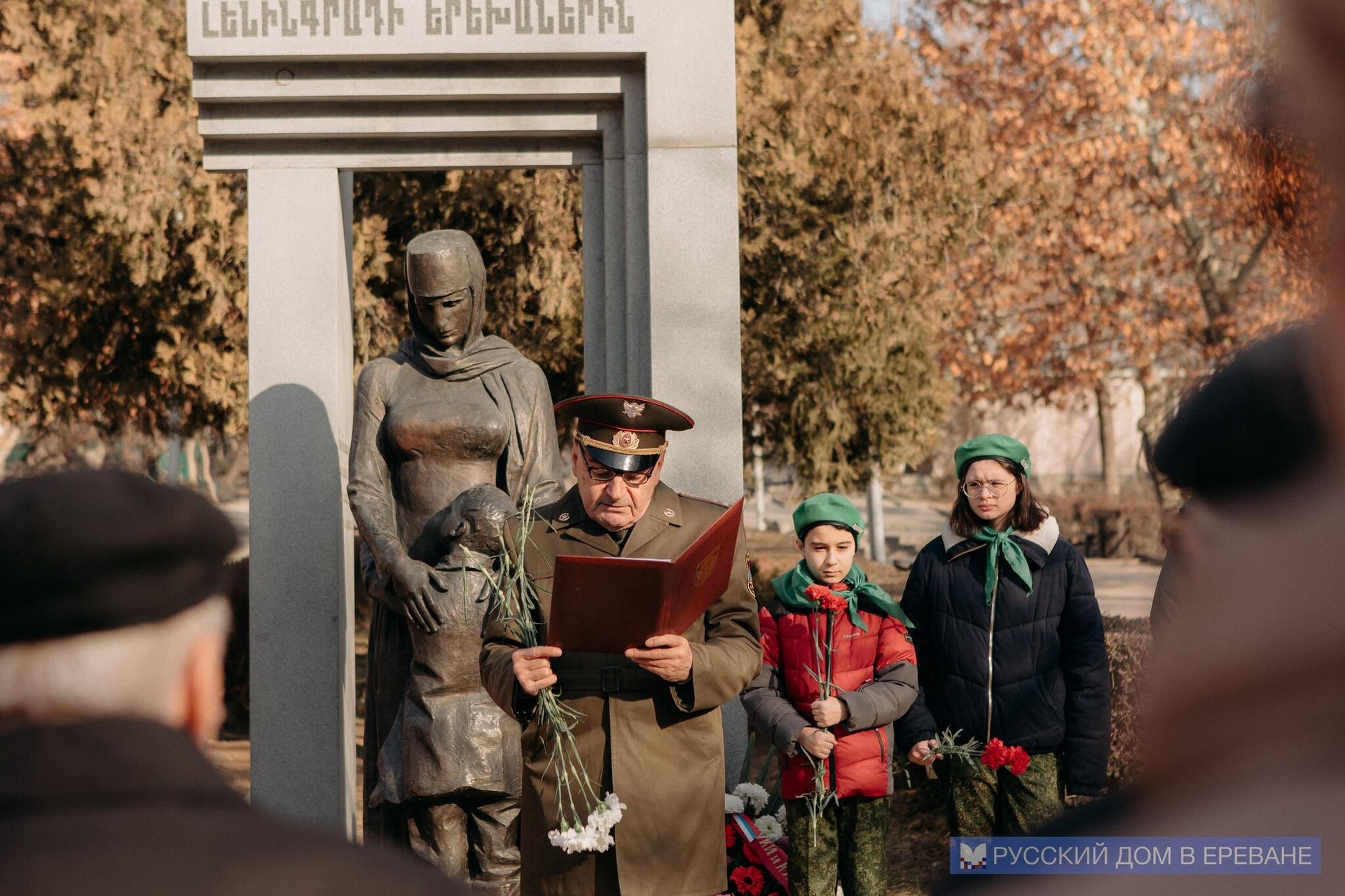 Возложение цветов к памятнику Детям блокадного Ленинграда в память жертв блокады Ленинграда (27 января 2023). Еревaн - Sputnik Армения, 1920, 27.01.2023