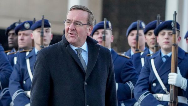 Новый министр обороны Германии Борис Писториус принимает участие в церемонии приветствия военнослужащих в Министерстве обороны (19 января 2023). Берлин - Sputnik Армения