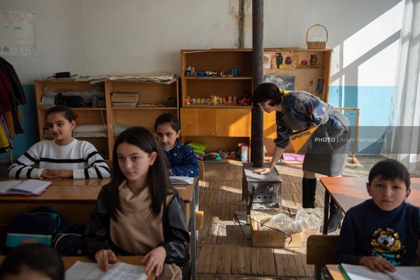 Նորատուսի թիվ 2 միջնակարգ դպրոցի տնօրեն Նաիրիա Ներսիսյանն ու աշակերտները - Sputnik Արմենիա