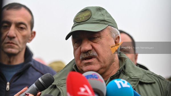 Председатель правления Еркрапа Сасун Микаелян посетил военный пантеон Ераблур (27 января 2023). Еревaн - Sputnik Армения