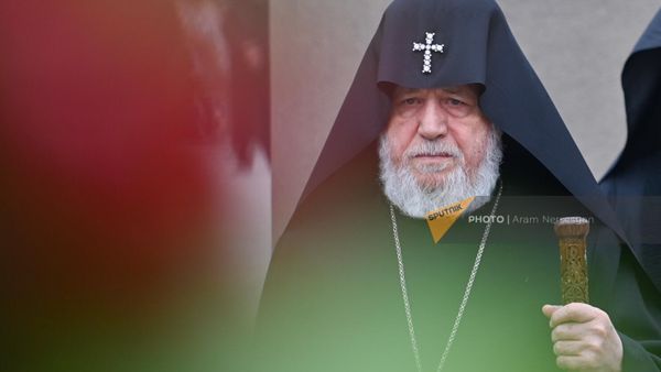 Католикос Гарегин Второй посетил военный пантеон Ераблур (27 января 2023). Еревaн - Sputnik Армения