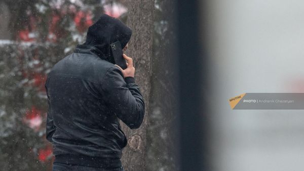 Молодой человек идет по улице Вазгена Саркисяна в снежную погоду - Sputnik Արմենիա