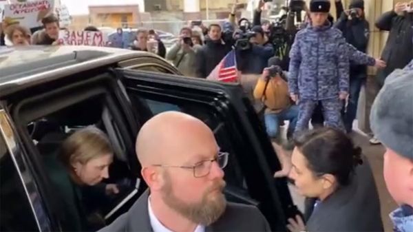 Новый американский посол Линн Трейси впервые приехала в МИД России, ее встретили скандированием война - бизнес США и Америка - страна-террорист - Sputnik Армения