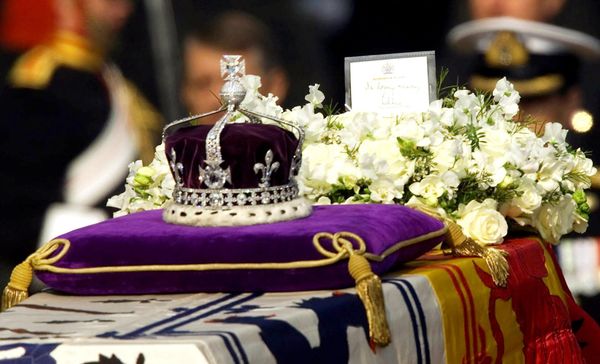 "Koh-i-noor", или "Гора света".Бриллиант, установленный в Мальтийском кресте на передней части короны, сделанной для покойной британской королевы-матери Елизаветы. - Sputnik Армения