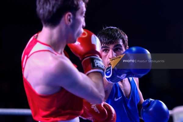 Поединок Алена Вирабяна и Давида Егоряна (54 кг) на Чемпионате Армении по боксу среди мужчин (31 января 2023). Еревaн Поединок Алена Вирабяна и Давида Егоряна (54 кг) на Чемпионате Армении по боксу среди мужчин (31 января 2023). Еревaн - Sputnik Армения