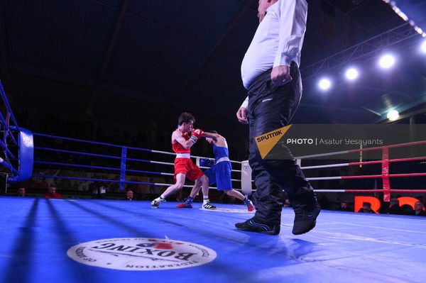Поединок Алена Вирабяна и Давида Егоряна (54 кг) на Чемпионате Армении по боксу среди мужчин (31 января 2023). Еревaн Поединок Алена Вирабяна и Давида Егоряна (54 кг) на Чемпионате Армении по боксу среди мужчин (31 января 2023). Еревaн - Sputnik Армения