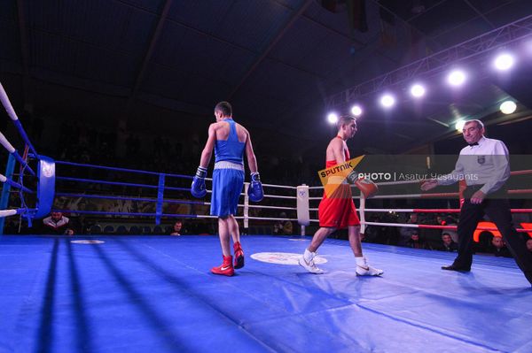 Поединок Генрика Саакяна и Роберта Хандояна (54 кг) на чемпионате Армении по боксу среди мужчин (31 января 2023). Еревaн Поединок Генрика Саакяна и Роберта Хандояна (54 кг) на чемпионате Армении по боксу среди мужчин (31 января 2023). Еревaн - Sputnik Армения