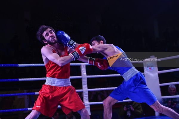 Поединок Рубена Гарбояна и Ваге Бадаляна (54 кг) на Чемпионате Армении по боксу среди мужчин (31 января 2023). Еревaн Поединок Рубена Гарбояна и Ваге Бадаляна (54 кг) на Чемпионате Армении по боксу среди мужчин (31 января 2023). Еревaн - Sputnik Армения