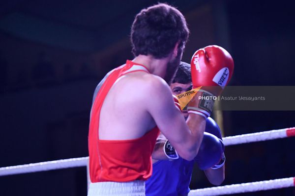 Поединок Рубена Гарбояна и Ваге Бадаляна (54 кг) на Чемпионате Армении по боксу среди мужчин (31 января 2023). Еревaн Поединок Рубена Гарбояна и Ваге Бадаляна (54 кг) на Чемпионате Армении по боксу среди мужчин (31 января 2023). Еревaн - Sputnik Армения