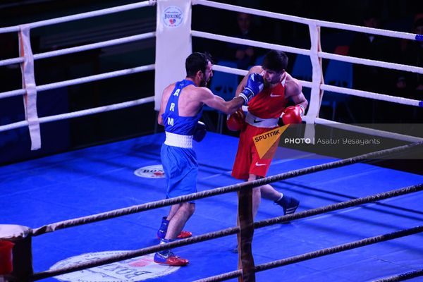 Поединок Вардана Мирзояна и Джаника Саакяна (54 кг) на чемпионате Армении по боксу среди мужчин (31 января 2023). Еревaн Поединок Вардана Мирзояна и Джаника Саакяна (54 кг) на чемпионате Армении по боксу среди мужчин (31 января 2023). Еревaн - Sputnik Армения