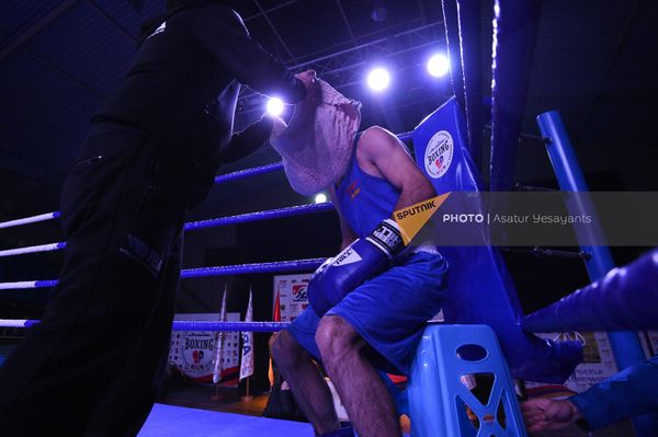 Джаник Саакян (54 кг) во время перерыва в бое против Вардана Мирзояна на чемпионате Армении по боксу среди мужчин (31 января 2023). Еревaн Джаник Саакян (54 кг) во время перерыва в бое против Вардана Мирзояна на чемпионате Армении по боксу среди мужчин (31 января 2023). Еревaн - Sputnik Армения