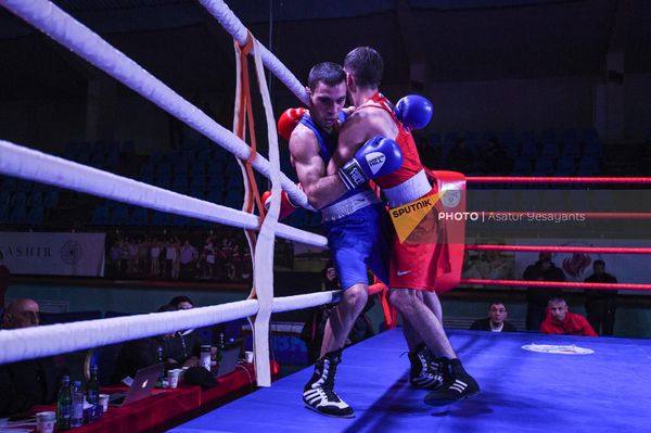 Поединок Мгера Арутюняна и Арутюна Минасяна (54 кг) на чемпионате Армении по боксу среди мужчин (31 января 2023). Еревaн Поединок Мгера Арутюняна и Арутюна Минасяна (54 кг) на чемпионате Армении по боксу среди мужчин (31 января 2023). Еревaн - Sputnik Армения