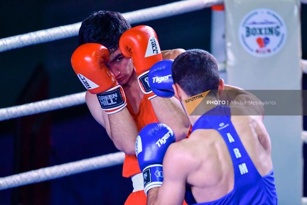 Поединок Арсена Акопяна и Саши Адамяна (67 кг) на чемпионате Армении по боксу среди мужчин (31 января 2023). Еревaн Поединок Арсена Акопяна и Саши Адамяна (67 кг) на чемпионате Армении по боксу среди мужчин (31 января 2023). Еревaн - Sputnik Армения