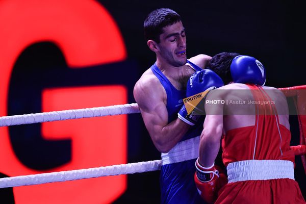 Поединок Арсена Акопяна и Саши Адамяна (67 кг) на чемпионате Армении по боксу среди мужчин (31 января 2023). Еревaн Поединок Арсена Акопяна и Саши Адамяна (67 кг) на чемпионате Армении по боксу среди мужчин (31 января 2023). Еревaн - Sputnik Армения