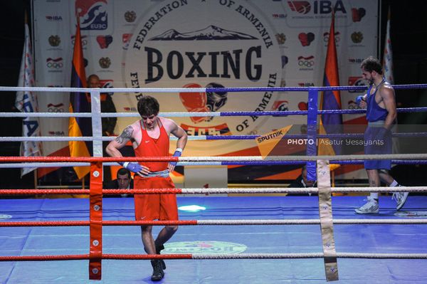 Поединок Сережи Арутюняна и Нарека Ованнисяна (67 кг) на чемпионате Армении по боксу среди мужчин (31 января 2023). Еревaн Поединок Сережи Арутюняна и Нарека Ованнисяна (67 кг) на чемпионате Армении по боксу среди мужчин (31 января 2023). Еревaн - Sputnik Армения
