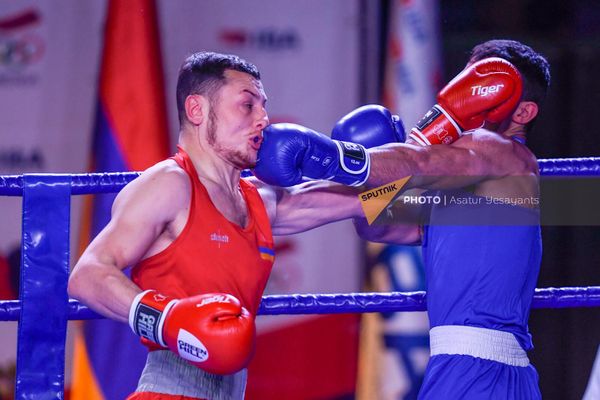 Поединок Нарека Захаряна и Карлена Вардапетяна (71 кг) на чемпионате Армении по боксу среди мужчин (31 января 2023). Еревaн Поединок Нарека Захаряна и Карлена Вардапетяна (71 кг) на чемпионате Армении по боксу среди мужчин (31 января 2023). Еревaн - Sputnik Армения