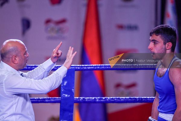Поединок Нарека Захаряна и Карлена Вардапетяна (71 кг) на чемпионате Армении по боксу среди мужчин (31 января 2023). Еревaн Поединок Нарека Захаряна и Карлена Вардапетяна (71 кг) на чемпионате Армении по боксу среди мужчин (31 января 2023). Еревaн - Sputnik Армения