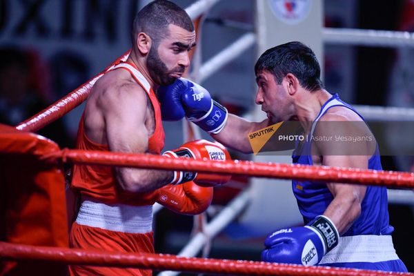 Поединок Юрия Сакунца и Айрика Назаряна (71 кг) на чемпионате Армении по боксу среди мужчин (31 января 2023). Еревaн Поединок Юрия Сакунца и Айрика Назаряна (71 кг) на чемпионате Армении по боксу среди мужчин (31 января 2023). Еревaн - Sputnik Армения