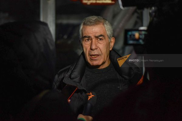 Директор ярмарки Малатия Савмел Аветисян отвечает на вопросы журналистов в закрытой части ярмарки (1 февраля 2023). Еревaн - Sputnik Армения