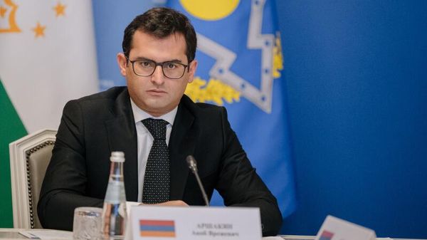 Армянская делегация во главе с заместителем председателя НС Армении Акопом Аршакяном приняла участие во втором совещании председателей комитетов (комиссий) парламентов государств-членов ОДКБ (1 февраля 2023). Москвa - Sputnik Армения