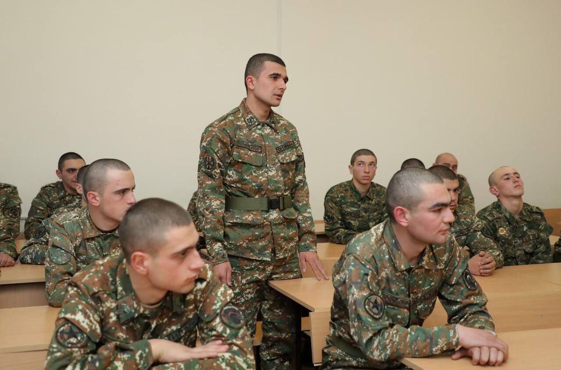 Министр обороны Сурен Папикян встретился с офицерским и младшим командным составом одной из воинских частей республики - Sputnik Армения, 1920, 01.02.2023