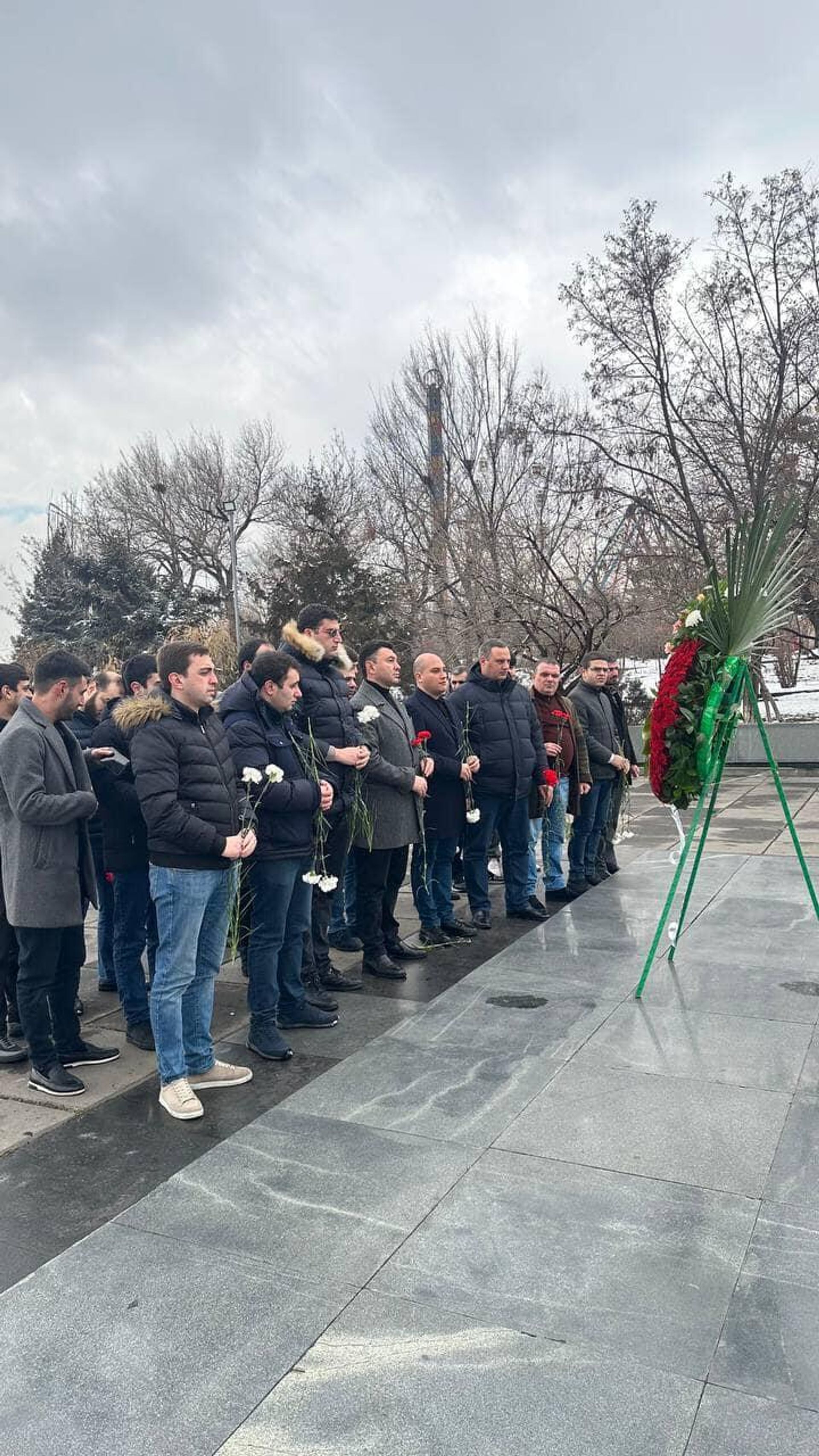 По случаю 80-летия победы в Сталинградской битве Эдуард Шармазанов и другие представители Республиканской партии возложили венок к Мемориальному комплексу Мать Армения и возложили цветы к Вечному огню (2 февраля 2023). Еревaн - Sputnik Արմենիա, 1920, 02.02.2023