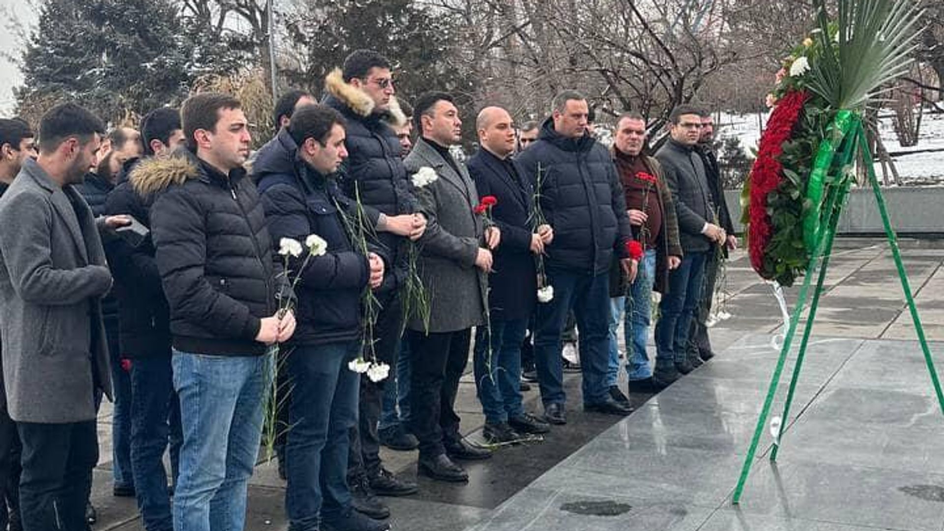 По случаю 80-летия победы в Сталинградской битве Эдуард Шармазанов и другие представители Республиканской партии возложили венок к Мемориальному комплексу Мать Армения и возложили цветы к Вечному огню (2 февраля 2023). Еревaн По случаю 80-летия победы в Сталинградской битве Эдуард Шармазанов и другие представители Республиканской партии возложили венок к Мемориальному комплексу Мать Армения и возложили цветы к Вечному огню (2 февраля 2023). Еревaн - Sputnik Армения, 1920, 02.02.2023