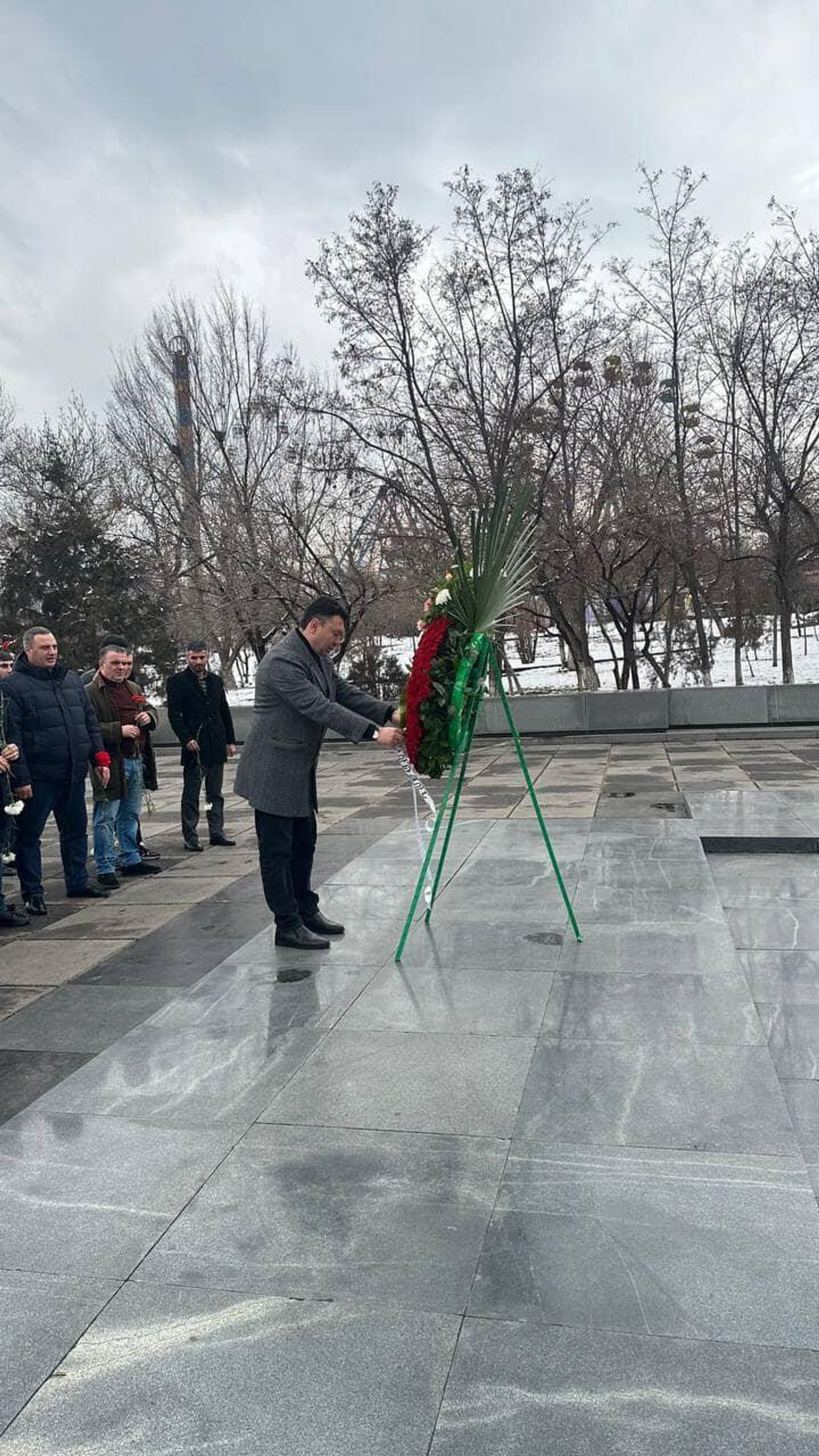 По случаю 80-летия победы в Сталинградской битве Эдуард Шармазанов и другие представители Республиканской партии возложили венок к Мемориальному комплексу Мать Армения и возложили цветы к Вечному огню (2 февраля 2023). Еревaн По случаю 80-летия победы в Сталинградской битве Эдуард Шармазанов и другие представители Республиканской партии возложили венок к Мемориальному комплексу Мать Армения и возложили цветы к Вечному огню (2 февраля 2023). Еревaн - Sputnik Армения, 1920, 02.02.2023