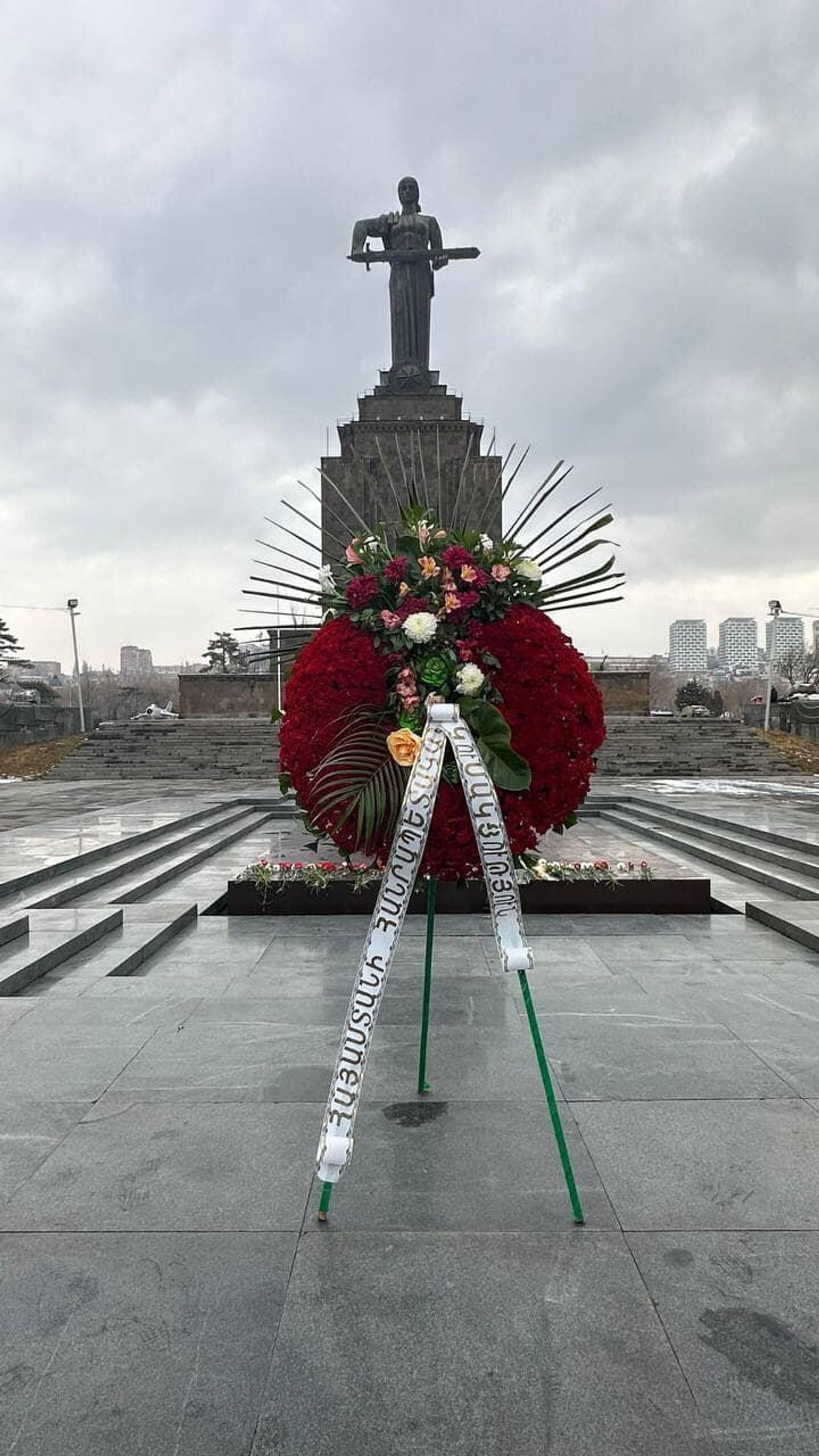 По случаю 80-летия победы в Сталинградской битве Эдуард Шармазанов и другие представители Республиканской партии возложили венок к Мемориальному комплексу Мать Армения и возложили цветы к Вечному огню (2 февраля 2023). Еревaн По случаю 80-летия победы в Сталинградской битве Эдуард Шармазанов и другие представители Республиканской партии возложили венок к Мемориальному комплексу Мать Армения и возложили цветы к Вечному огню (2 февраля 2023). Еревaн - Sputnik Армения, 1920, 02.02.2023