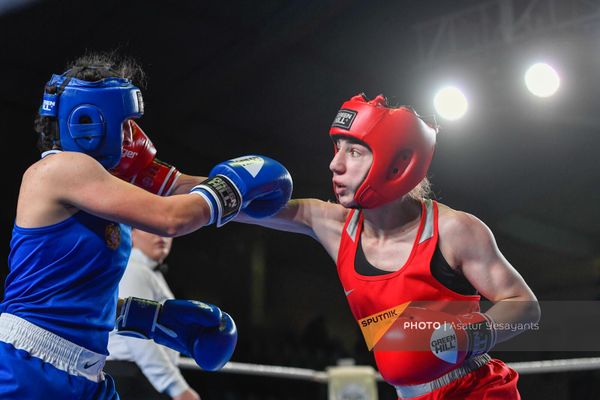 Поединок Ануш Григорян (в красном) и Джульетты Маркарян на чемпионате Армении по боксу (2 февраля 2023). Еревaн - Sputnik Армения