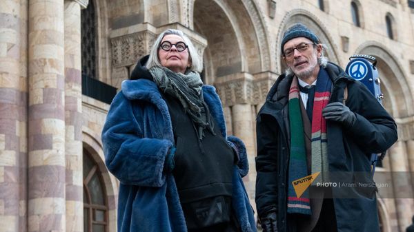 Французский хореограф Сабин Жаме и музыкант, специалист по музыкальной терапии Камиль Чалаев на площади Республики - Sputnik Армения