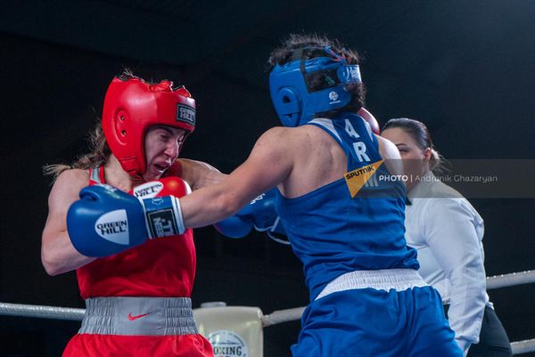 Поединок Ануш Григорян и Джульетты Маркарян на чемпионате Армении по боксу (2 февраля 2023). Еревaн - Sputnik Армения