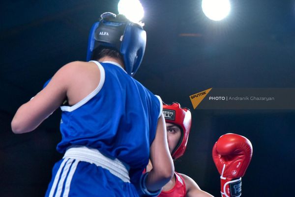 Поединок Нателлы Чгриикян (в красном) и Виктории Язычян на чемпионате Армении по боксу (2 февраля 2023). Еревaн - Sputnik Армения