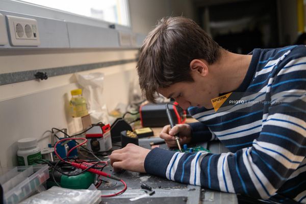 Ученик 11 класса школы Айб Нарек Давтян за работой в инженерном клубе Фаблаб школы - Sputnik Армения